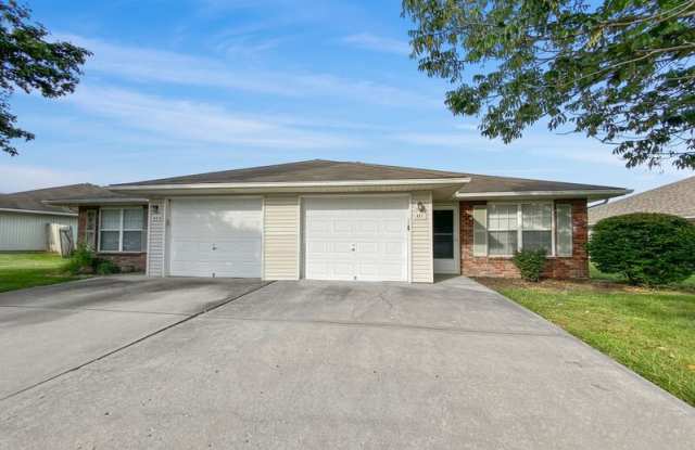 411 NW Woodbury Dr - 411 Northwest Woodbury Drive, Grain Valley, MO 64029