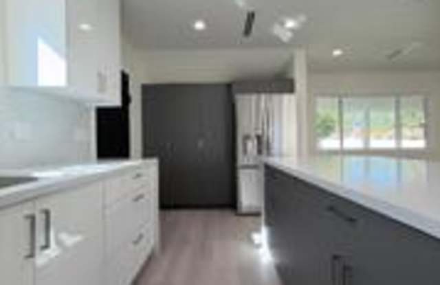 16632 Wyandotte Street Gallery 3