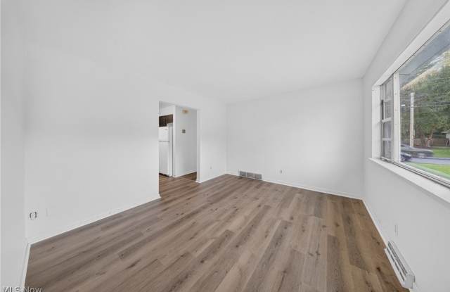 1095 Saint Michaels Avenue Gallery 4