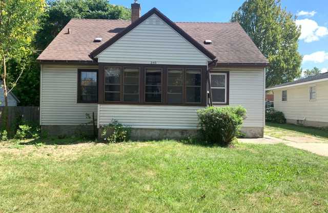 Three bedroom home with beautiful hardwood floors and central air! - 246 Marion Avenue Southwest, Grand Rapids, MI 49504