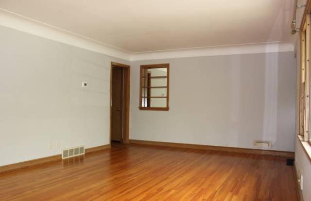 South Minneapolis Single Family Home, 1.5 Baths, Attached Garage, Fenced Yard, Central Air Gallery 3