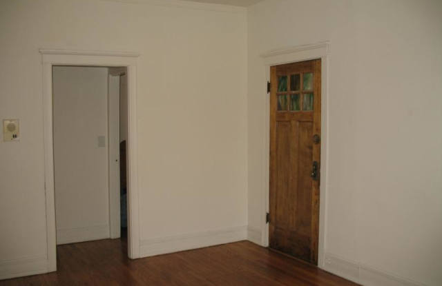 4623 1/2 North Damen Gallery 3