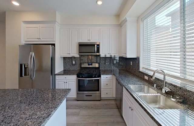 Beautiful Tri-Level 3Bd 2.5Ba Townhome in Irvine Gallery 3