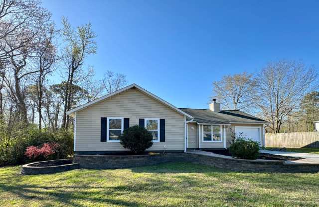 Adorable home located in Southwest side of Jacksonville - 833 Mill River Road, Onslow County, NC 28540