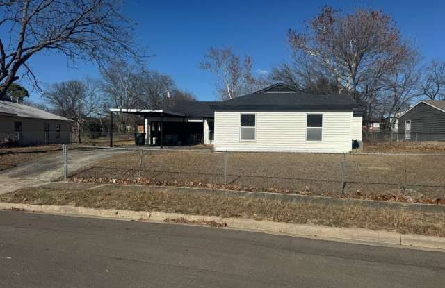 Spacious 3 Bed / 2 Bath Home Near Base – 2 Living Areas + Large Yard Gallery 1
