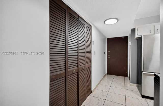 2924 Collins Avenue Gallery 2