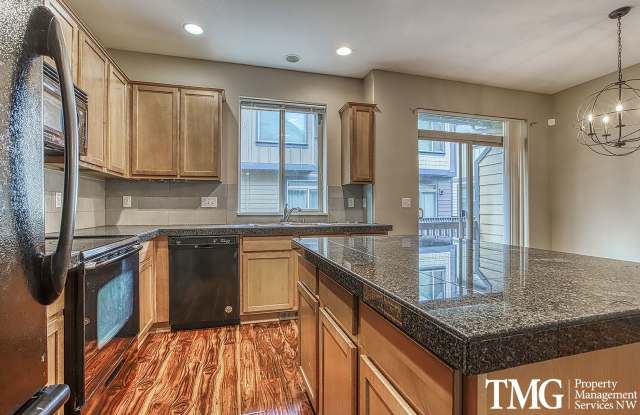 Gorgeous Four Bedroom Townhome in Hillsboro AVAILABLE NOW! photos photos