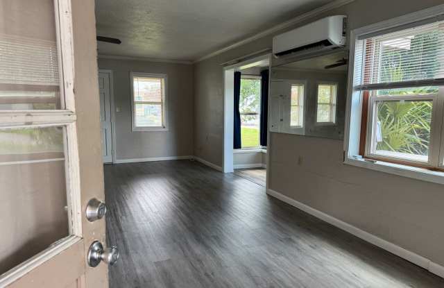 Charming 1-Bedroom, 1-Bath Home Near Downtown Tavares - Lawn Care Included! Gallery 3