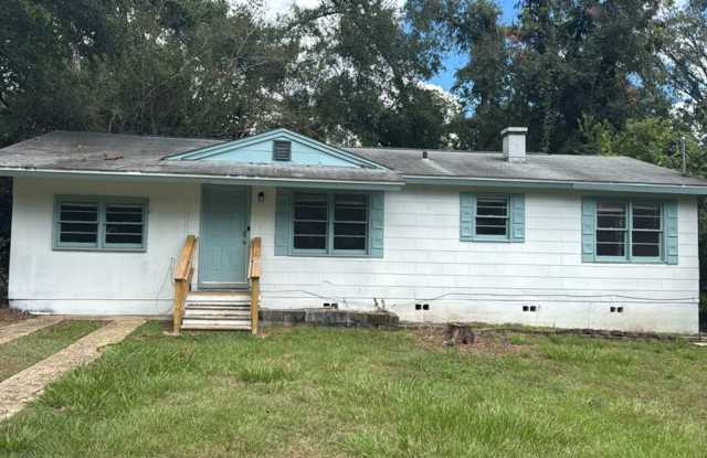 3 bedroom 1 bath house with a large back yard! Available now! photos photos