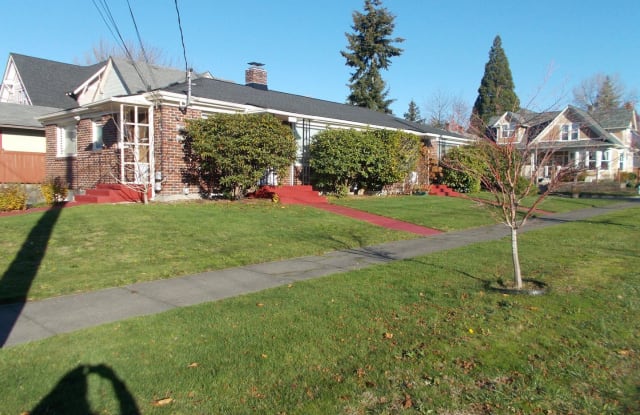 North Tacoma 2 Bedroom 1 Bath Duplex with Garage!!!!! Gallery 3