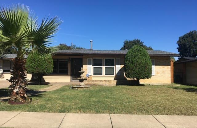 2213 Huntington Dr - 2213 Huntington Drive, Arlington, TX 76010