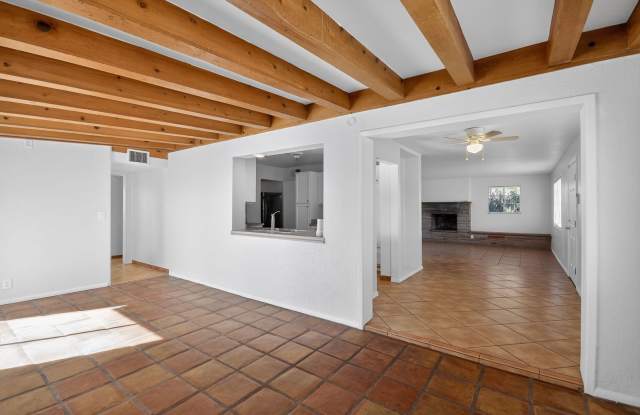 2272 E. Blacklidge Dr. Gallery 4