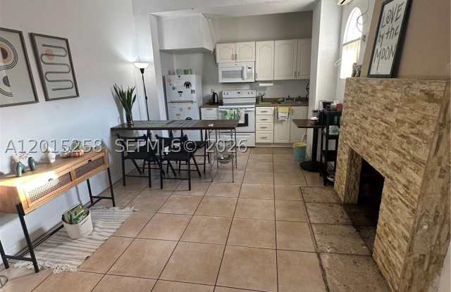 1678 SW 11th St photos photos