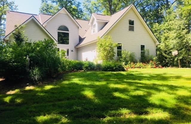 519 ROLLING ACRES Drive - 519 Rolling Acres Drive, Oakland County, MI 48462