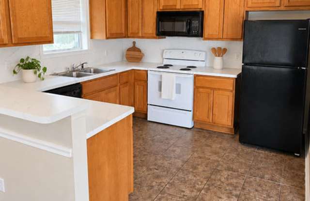 Large 3/2 duplex with large fenced back yard Gallery 2