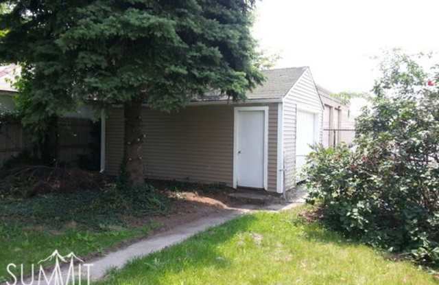 Great 2 Bedroom, 1 Bathroom Bungalow in Center line! Gallery 3