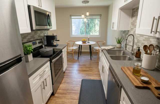 Gorgeous & Spacious Two Bedroom, One Bathroom Apartment in Oakland W/ Parking Gallery 1