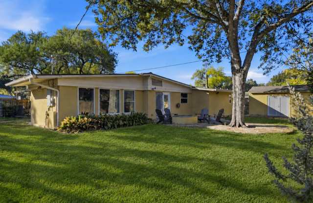 Charming 4-Bedroom Home with Spacious Living Areas in Convenient Location Gallery 3