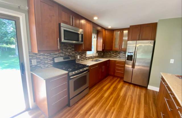 Stunning Bi-Level 3 Bedroom Home in Forest Hills photos photos