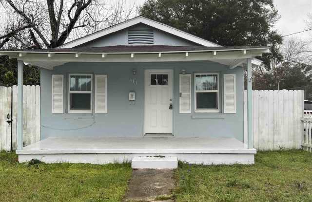 813 N E St photos photos