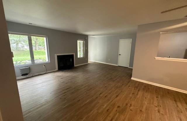 Crestwood 2 bed 1 bath Condo Available Now Gallery 4
