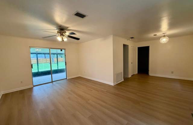 Three bedroom home in convenient location! Gallery 4