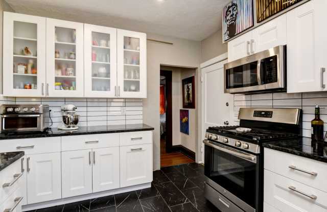 Charming 2-Bedroom Duplex in Franklin Park Gallery 3