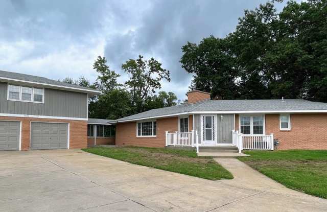 Spacious 2-Bed 1-Bath House photos photos
