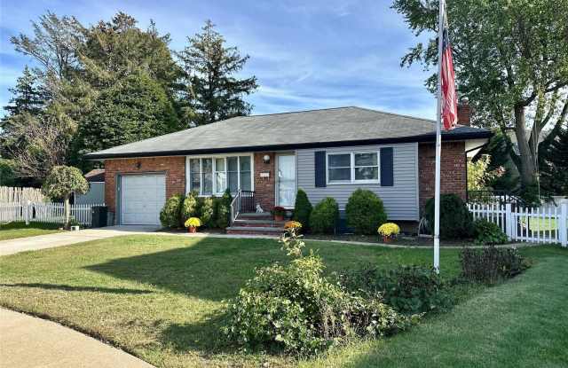 8 Park Court - 8 Park Court, Plainview, NY 11803