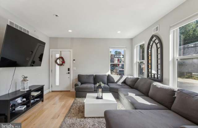 1500 N MYRTLEWOOD Street Gallery 3