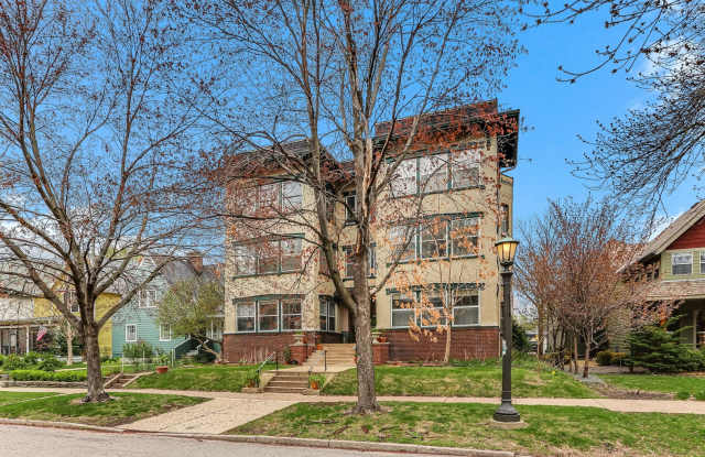 Stunning 3 bedroom main floor unit in prime Saint Paul location. photos photos