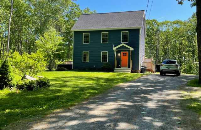 Huge House tucked in a great part of the York, Maine, close to the tolls for easy access! Gallery 1