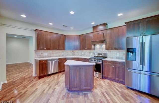 612 Kensington Ln - 612 Kensington Lane, Livingston, NJ 07039