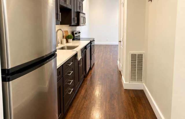 Bright Old City Living | 1BR with Skylight, Galley Kitchen & In-Unit Laundry Gallery 3