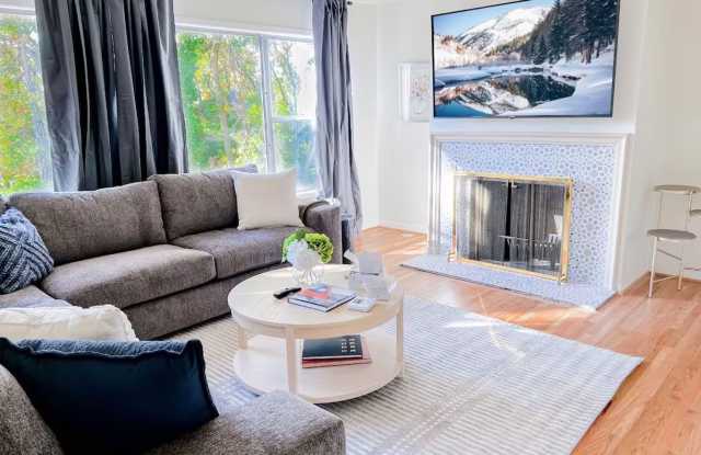 Modern 4 bed/2 bath with Mountain Views and a Fenced Backyard photos photos