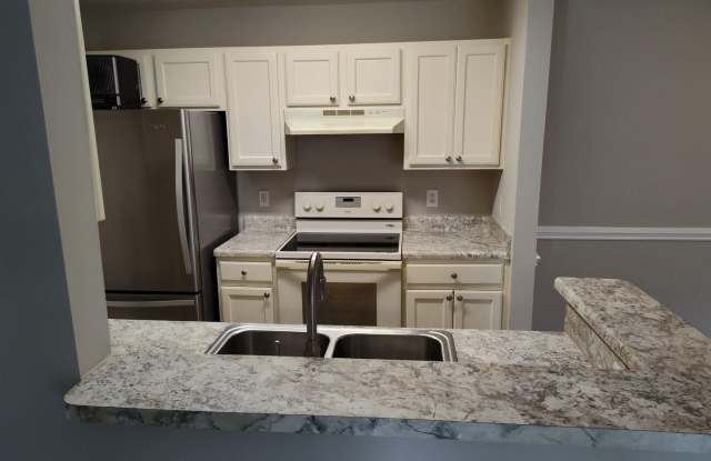Beautiful 3 bedroom condo overlooking pool! Gallery 3