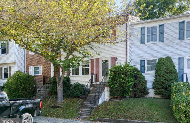 This beautifully updated 3bd 2/2bth townhome is freshly painted in a modern, neutral tone and is truly move-in ready photos photos