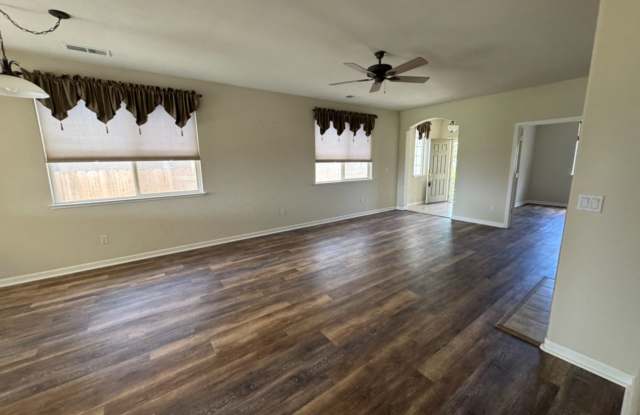 4 bed 2 bath home located on the Dayton Valley Golf Course Gallery 3