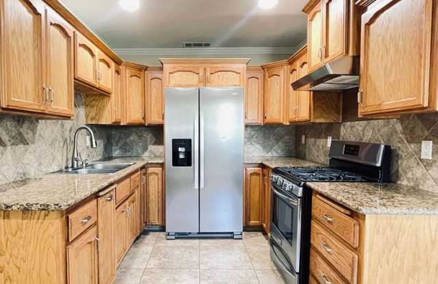 Feels Like a House! Lives Like a Dream! - 2247 West Dakota Avenue, Fresno, CA 93705