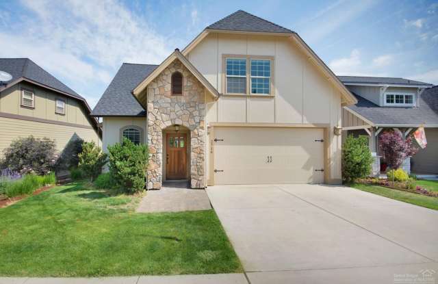 Spacious Tudor Style 3 bed/2.5 Bath In NE Bend - 2716 NE Rosemary photos photos