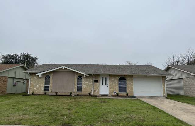 809 Las Palmas Dr - 809 Las Palmas Drive, Grand Prairie, TX 75052