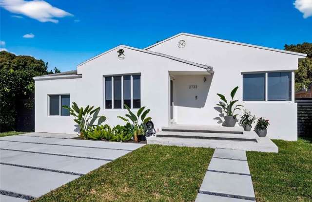 2733 SW 15th St photos photos