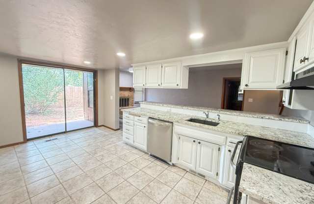 Charming Edmond Home Near 2nd & Santa Fe! Gallery 4