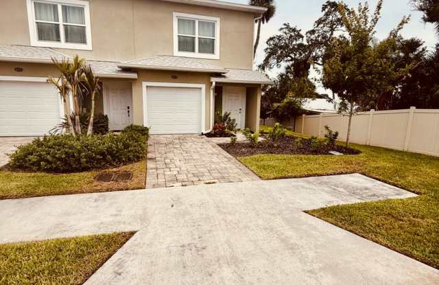 BOAT OWNERS DREAM CORNER-LOT WATERFRONT TOWNHOUSE IN ELBOW CREEK TOWNHOMES Gallery 1