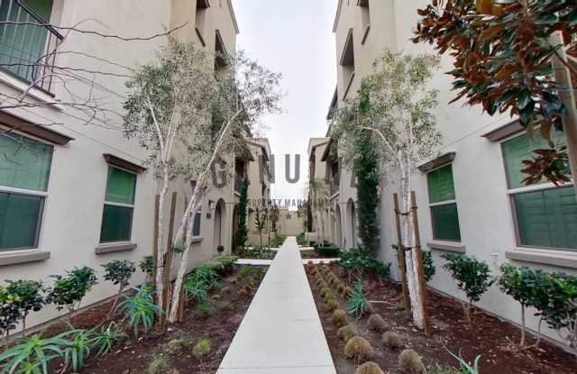 $500 off 1st Month Rent ~ 4 Bedroom Condo with Roof Top Deck in Anaheim ~ Move in Special - 583 S Motif Street, Anaheim, CA 92805