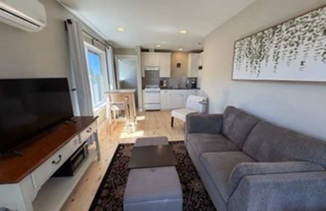 Charming one  bedroom ADU in Bend’s desirable Midtown area Gallery 3