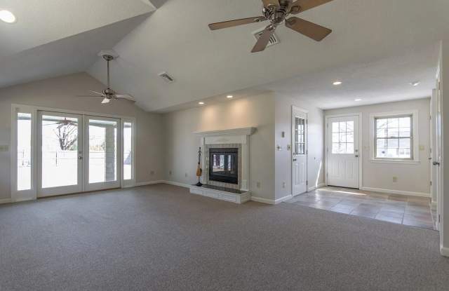 Charming 3BR House in East Longmeadow Gallery 3
