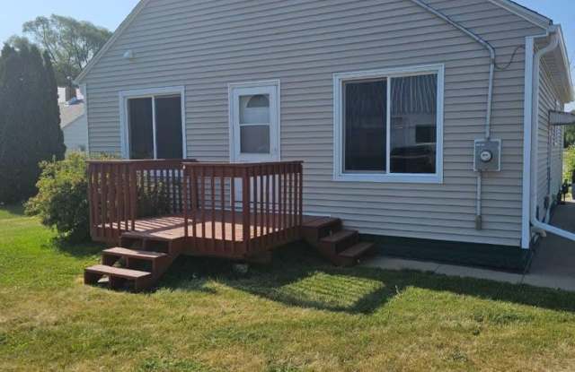BEAUTIFUL 2 BR House w garage! - 2108 Hawthorne Avenue, Waterloo, IA 50702