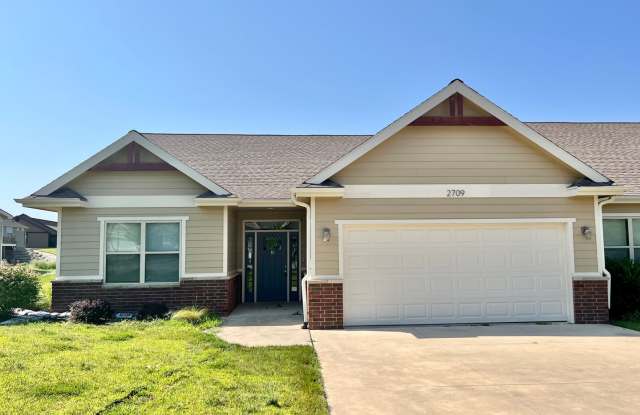 3 Bed Townhome in Excellent West Side Location! - 2709 Tobacco Road, Manhattan, KS 66503