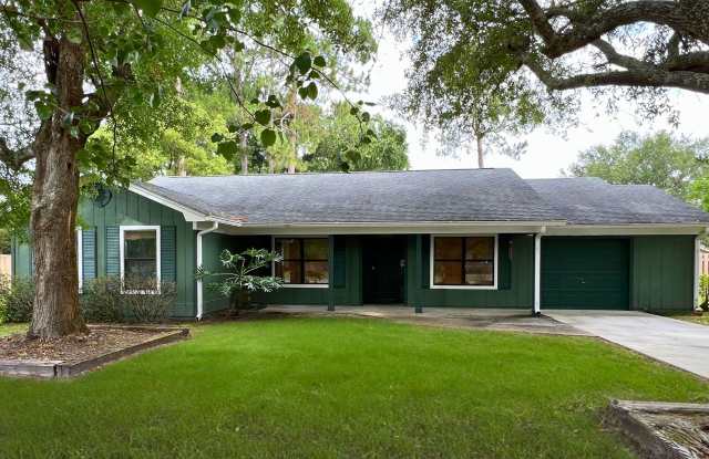 Spacious 4-Bedroom Home with Fenced Yard and Oversized Garage – Minutes from Kings Bay! photos photos